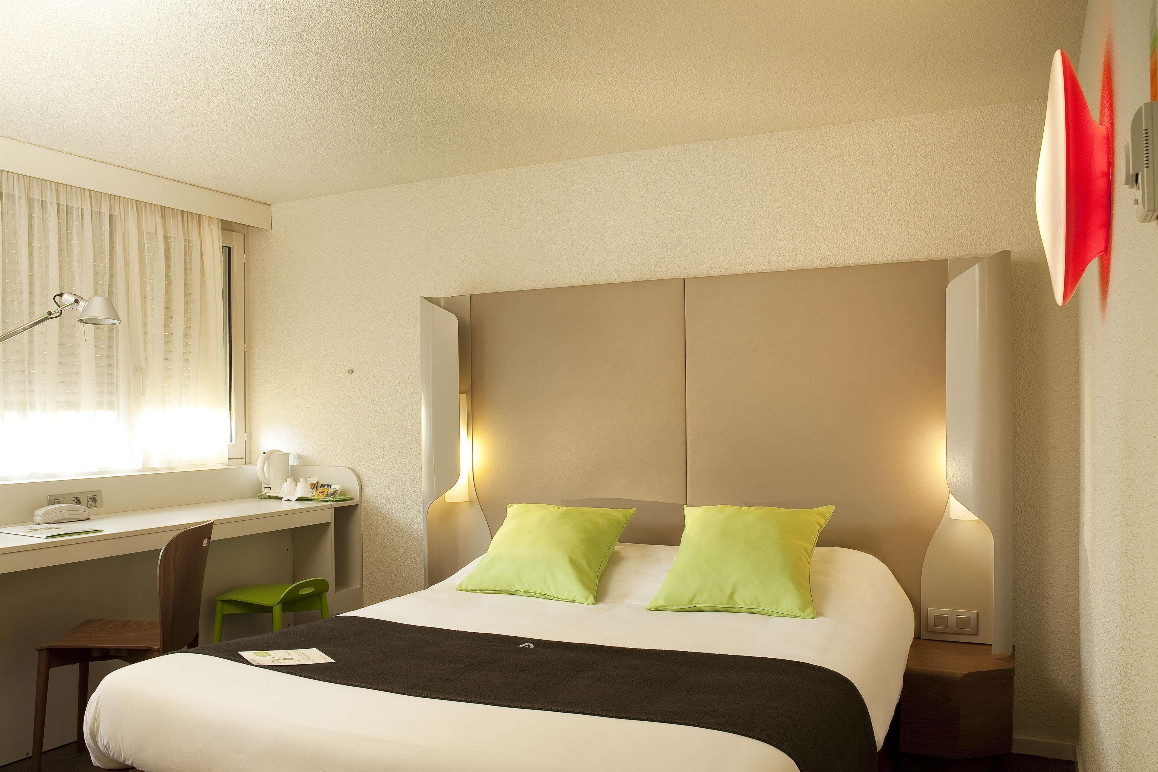 Campanile Villennes-Sur-Seine - Poissy - Hotel Renove En 2024 Exterior photo