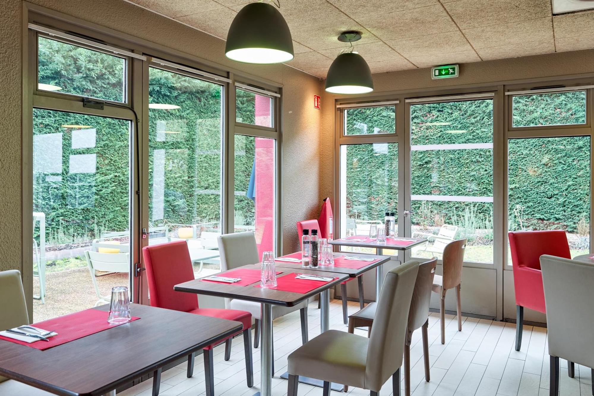 Campanile Villennes-Sur-Seine - Poissy - Hotel Renove En 2024 Exterior photo