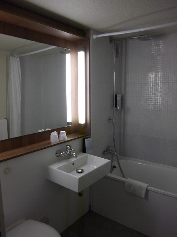 Campanile Villennes-Sur-Seine - Poissy - Hotel Renove En 2024 Exterior photo
